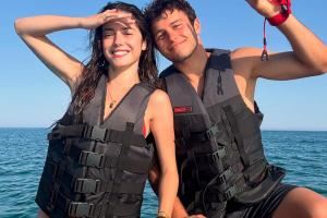 甜😍阳光+大海+沙滩+狗狗，若奥-内维斯和女友一同享受假期