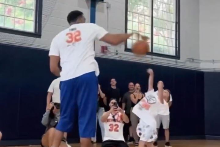 没人性啊~ 唐斯训练营盖帽上双！毁灭小朋友的篮球梦