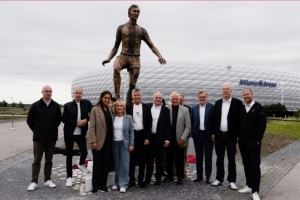 贝肯鲍尔雕像在安联球场揭幕，与传奇人物盖德-穆勒雕像并列